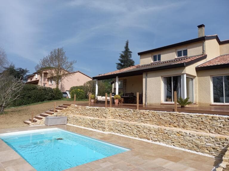 Muret en pierres sèches et plage de piscine en grès cérame