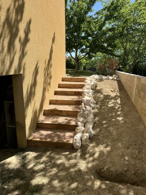 Escalier en traverses paysagères et pierres à bâtir