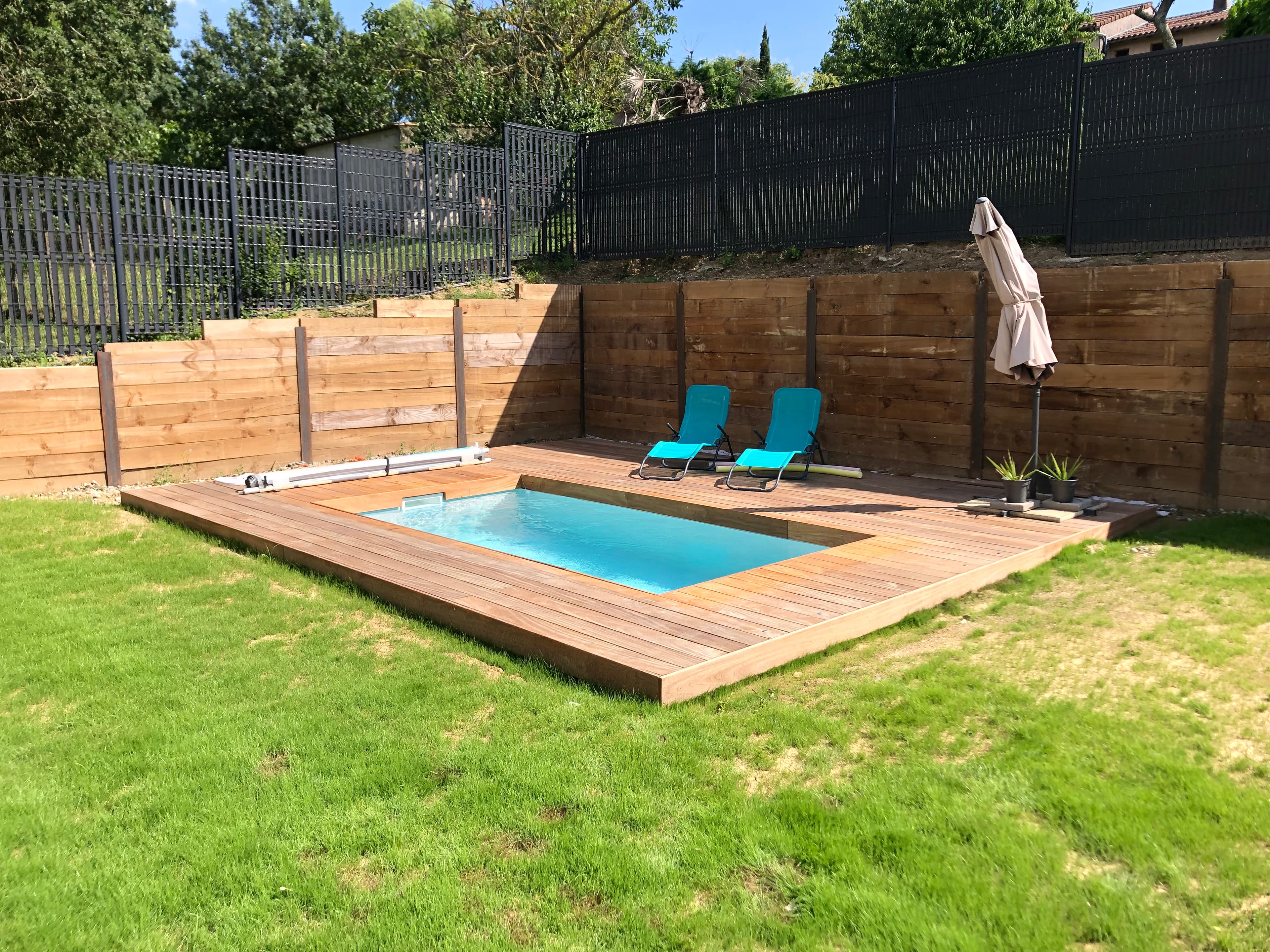 Mur en traverses paysagères, clôture et terrasse en bois exotique